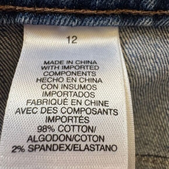 Vintage Denim Mid-Rise Rolled Cuff Capri Jeans With Button Details - Picture 9 of 11